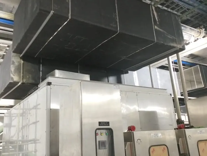 Ducting berinsulasi hitam di atas unit AHU stainless
